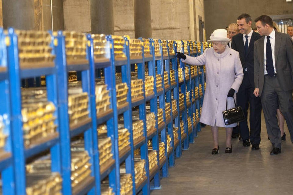 Rainha Elizabeth II inspeciona armazenamento de ouro (WPAPool/Getty Images)