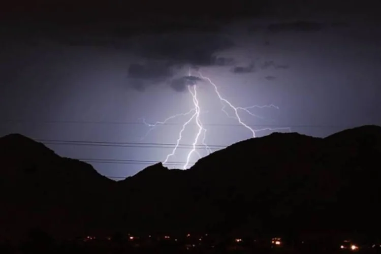 
	Tempestades el&eacute;tricas: &quot;Quando ocorrem as tempestades, &eacute; complicado para muitas pessoas encontrar ref&uacute;gio imediatamente&quot;
 (stock.xchng)