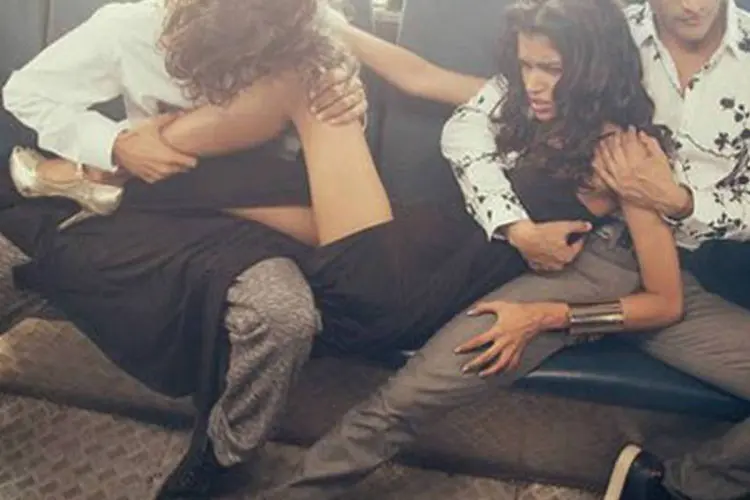 Ensaio indiano: série de imagens mostra uma mulher com roupas diferentes se desvencilhando de um grupo de jovens em um ônibus (Raj Shetye)