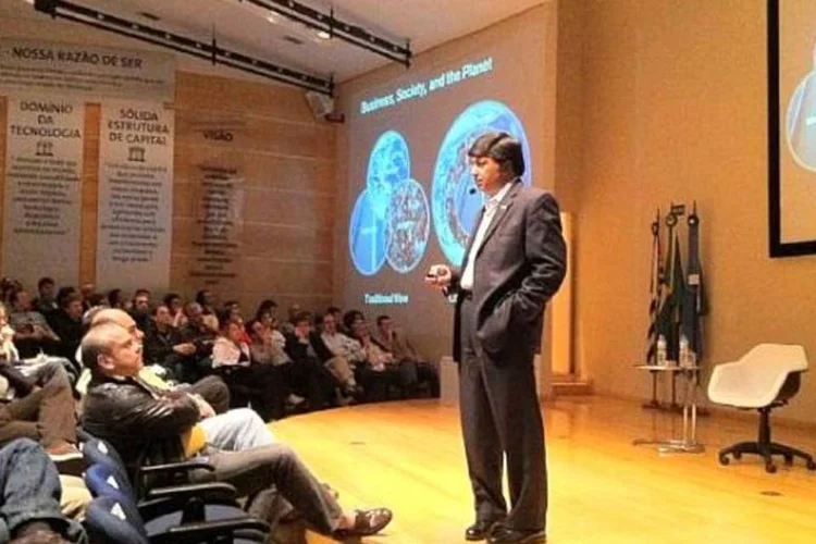 Raj Sisodia em palestra no Grupo Pão de Açúcar: para o consultor, as empresas não precisam gastar muito com marketing  (Divulgação)
