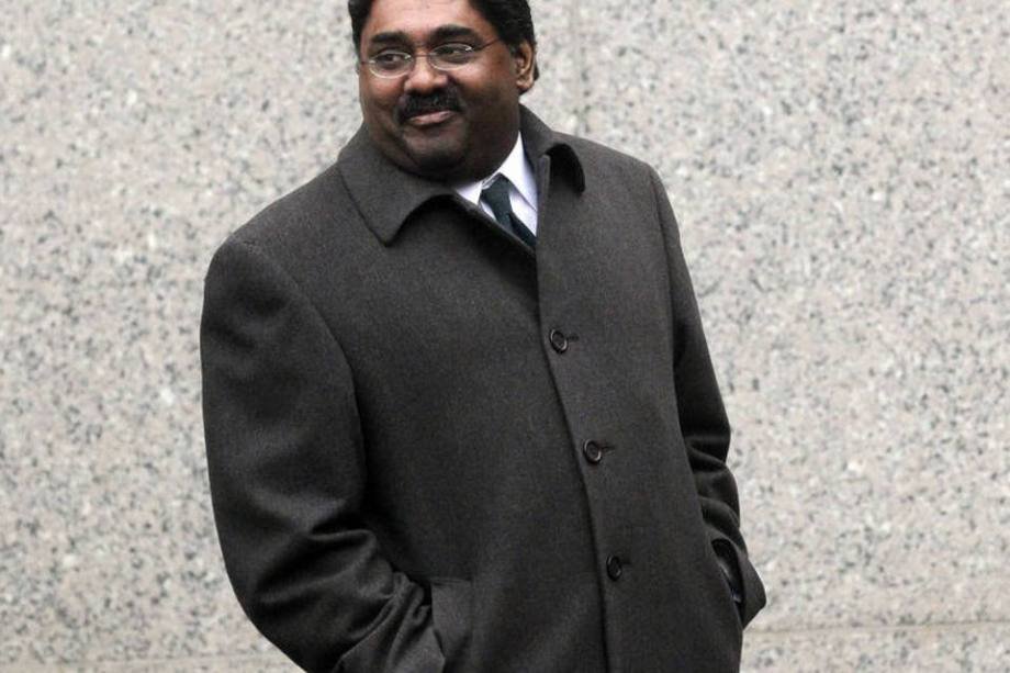 Nem Warren Buffett escapou do insider trading – mas não na ponta criminosa. Quando Buffett comprou 5 bilhões de dólares em ações do Goldman Sachs no meio da crise financeira em 2008, o mercado seguiu o guru e as ações dispararam. Raj Rajaratnam, fundador da Galleon, sabia antecipadamente que Buffett faria tal aquisição e comprou papeis do banco logo antes da compra para vender logo depois. Segundo a SEC (Securities and Exchange Commission) o então funcionário do Goldman Sachs, Rajat K. Gupta teria vazado a informação da iminência do investimento a ser realizado por Buffett a Rajaratnam. Gupta foi acusado de ter passado entre março de 2007 e janeiro de 2009 dados confidenciais a Rajaratnam e foi sentenciado a dois anos de prisão. Raj Rajaratnam é considerado o responsável pela maior fraude por uso de informação privilegiada da história. Ele foi condenado a 11 anos de prisão.