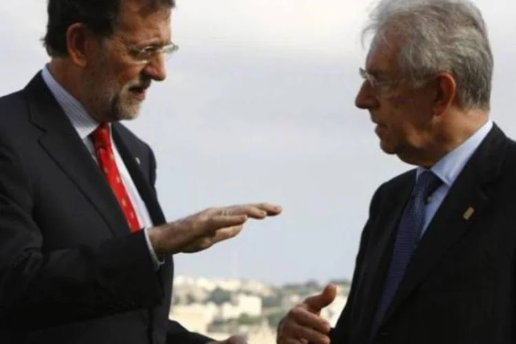 Premiê espanhol, Mariano Rajoy (esquerda), conversa com premiê italiano, Mario Monti, durante cúpula de vizinhos da região mediterrânea em Valeta, Malta (Darrin Zammit Lupi/Reuters)
