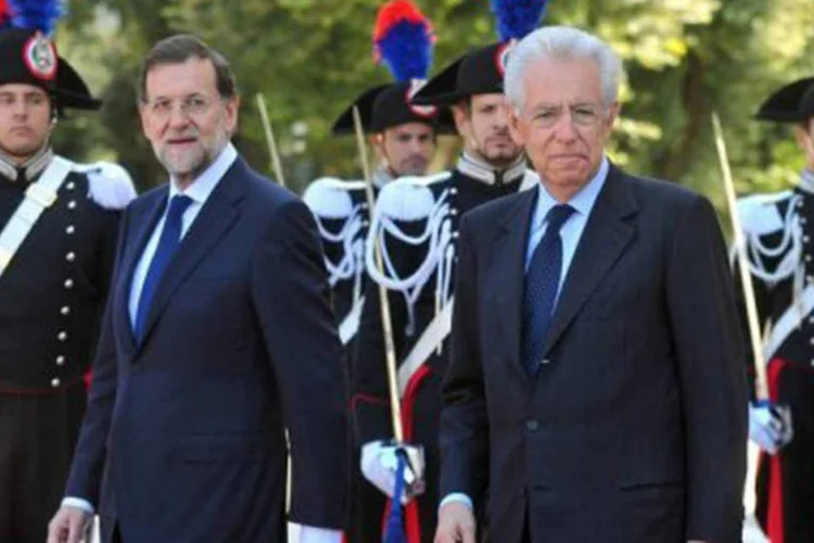 Monti e Rajoy passam por uma guarda de honra em Roma: o encontro foi o último da série de três contatos bilaterais que o premiê da Itália manteve nesta sexta-feira em Roma
 (Tiziana Fabi/AFP)