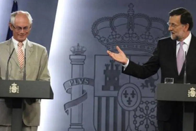 
	Rajoy (D) em coletiva de imprensa conjunta com Herman Van Rompuy: o encontro aconteceu em um momento em que a Espanha est&aacute; na mira dos mercados
 (Dominique Faget/AFP)