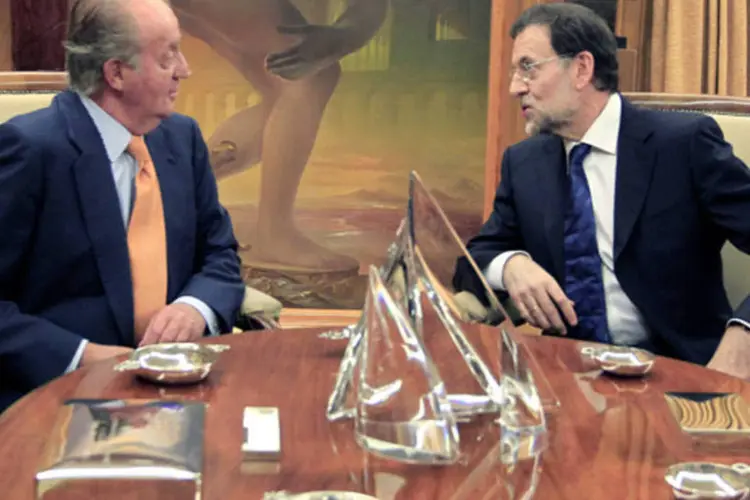 Rei Ruan Carlos e Rajoy: Rajoy disse que a reestruturação é inevitável, pois 'um dos principais riscos da economia espanhola é a dívida privada que se canaliza através do sistema bancário'
 (M. H. de Leon - Pool/Getty Images)