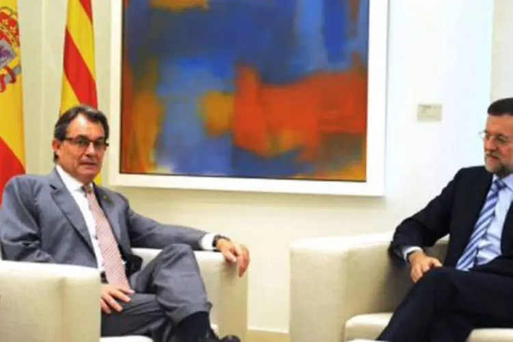Mariano Rajoy se reúne com o presidente da região da Catalunha em Madri: ao mesmo tempo, o presidente regional catalão, Artur Mas, teve negado seu projeto orçamentário (©AFP / Dominique Faget)