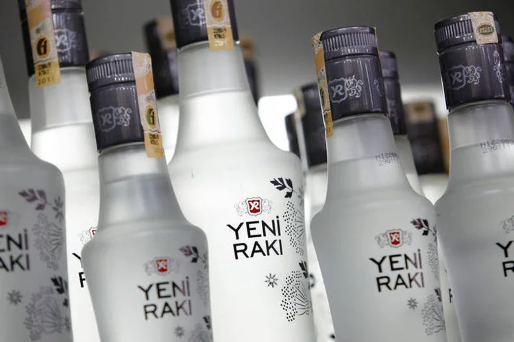 
	Bebida tradicional: h&aacute; v&aacute;rios anos, a festa do raki, &eacute; um dos eventos tur&iacute;sticos mais importantes de Adana
 (Kerem Uzel / Bloomberg)