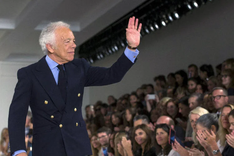 Ralph Lauren acena durante desfile em Nova York (Lucas Jackson/Reuters)