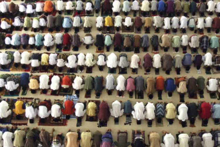 
	Islamismo: algumas mulheres dizem que essas imposi&ccedil;&otilde;es de separa&ccedil;&atilde;o afetam sua experi&ecirc;ncia de louvor
 (REUTERS/Y.T Haryono)