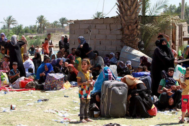 Várias pessoas deslocadas fugindo da violência em Ramadi chegam aos arredores de Bagdá, no Iraque (Stringer/Reuters)