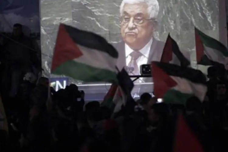 Em Ramallah, palestinos assistem ao discurso do presidente Mahmoud Abbas na ONU em 29 de novembro
 (Ahmad Gharabli)