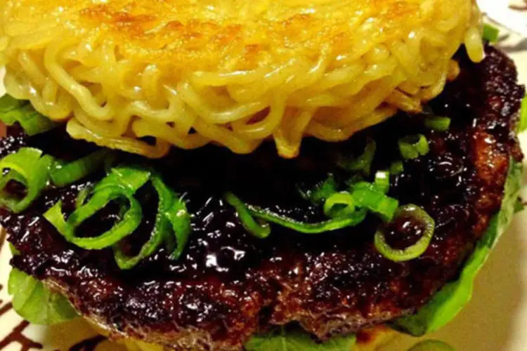 Ramen Burger já tem adeptos na Ásia e está chamando a atenção do outro lado do mundo (Reprodução/Facebook)
