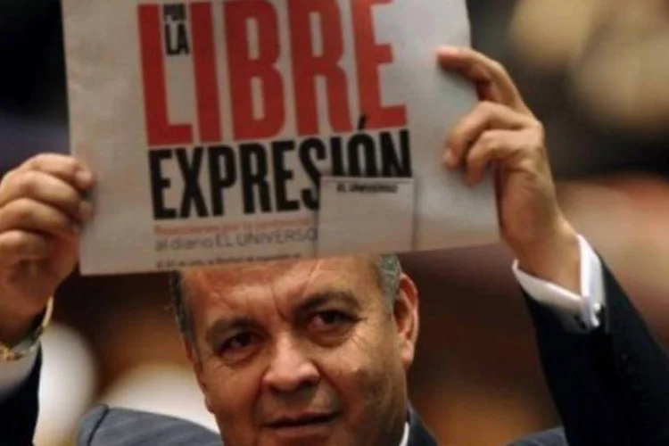 O legislador opositor Ramiro Teran mostra capa do jornal El Universo, de Quito (Rodrigo Buendia/AFP)