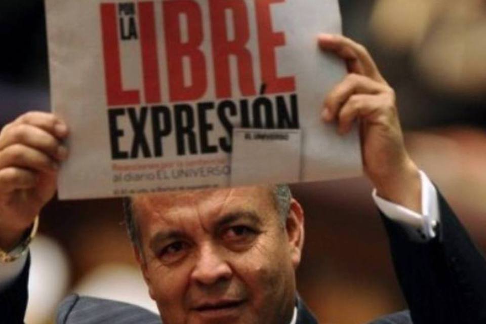 Jornalista condenado alega perseguição de Correa e deixa o Equador