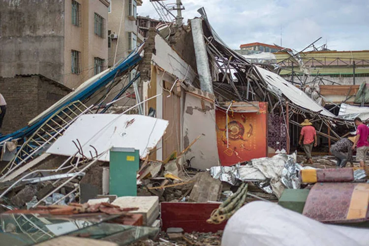 Destruição provocada pelo tufão Rammasun na China (REUTERS/Stringer)