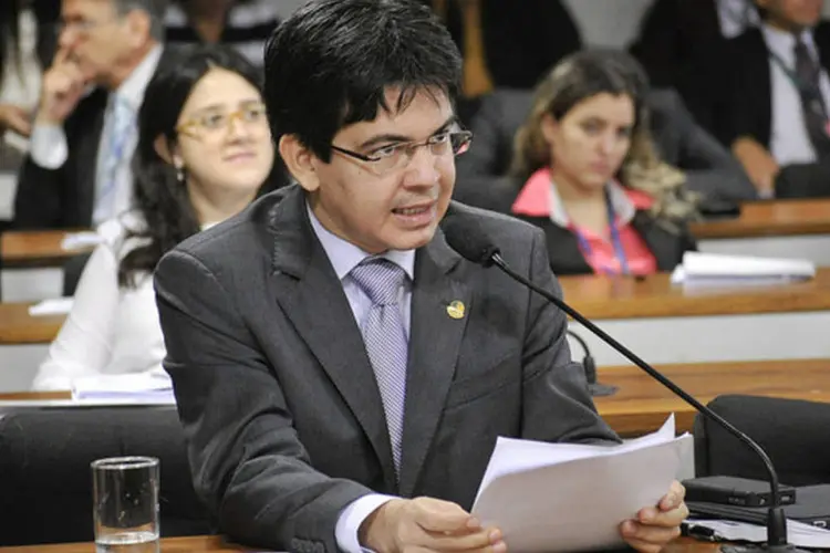 Randolfe Rodrigues: o senador pede que, caso a CPMI não seja suspensa, que ao menos seja impedida de examinar delações premiadas (Geraldo Magela/Agência Senado)