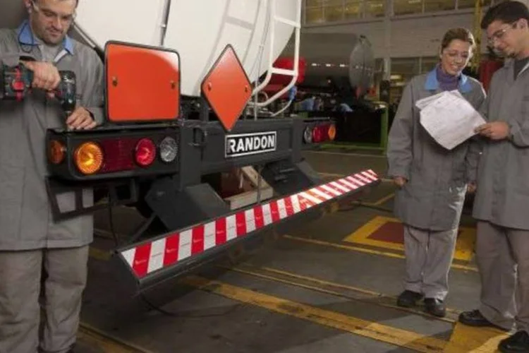 
	F&aacute;brica da Randon: a fabricante de implementos rodovi&aacute;rios e autope&ccedil;as espera tamb&eacute;m investimentos de 120 milh&otilde;es de reais este ano
 (Tamires Kopp/EXAME.com)