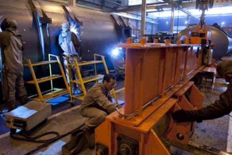 Funcionários trabalhando em carroceria de caminhão na Randon (Tamires Kopp/Print Maker)