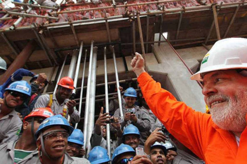 Presidente Lula é recepcionado por trabalhadores durante visita à Refinaria Landulpho Alves, segunda maior refinaria em capacidade instalada do país e razão do alto PIB do município baiano (Ricardo Stuckert/PR)