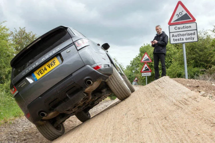 Range Rover Sport: o Range Rover Sport avança, acelera, freia e realiza giros em U com o motorista caminhando ao lado do SUV (George Sharman/Bloomberg)