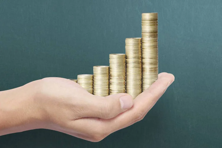 
	M&atilde;o segura moedas: D&oacute;lar e ouro lideram entre as aplica&ccedil;&otilde;es financeiras no m&ecirc;s
 (denphumi/Thinkstock)
