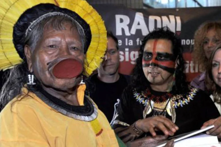 Ao chegar à capital francesa na semana passada, Raoni recebeu uma relação com mais de 100 mil assinaturas em apoio ao fim das obras de Belo Monte (Mehdi Fedouach/AFP)