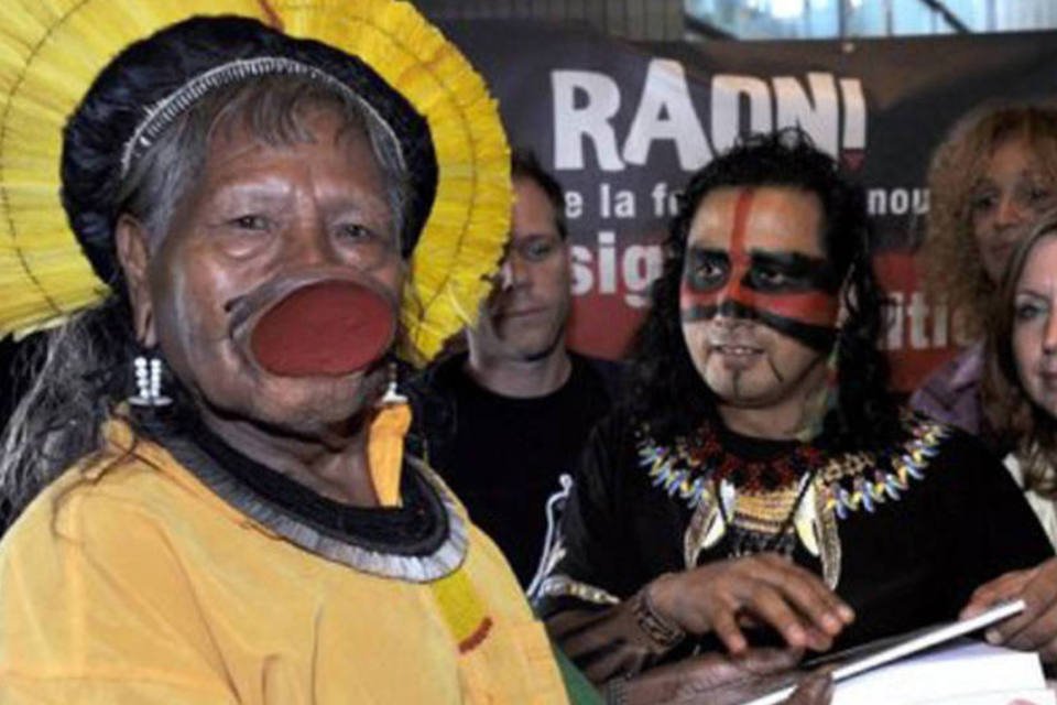 Em Paris, cacique Raoni busca apoio contra Belo Monte