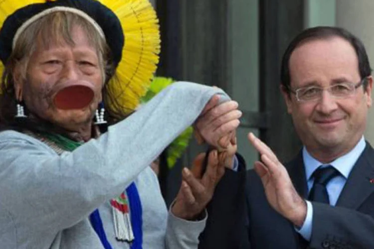 François Hollande, recebe no Palácio do Eliseu o índio Raoni: Hollande "recordou a mobilização da França a favor da preservação das grandes florestas primárias" (Bertrand Langlois/AFP)