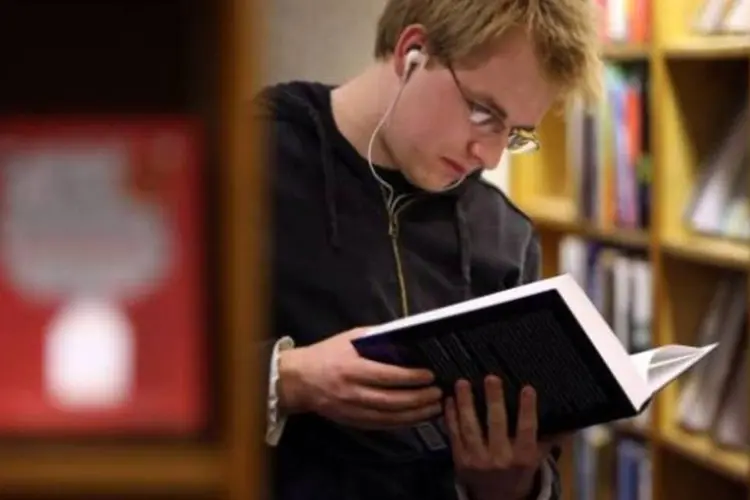 Estudante lendo livro: Setor alcançou faturamento de R$ 4,3 bilhões no último ano (Getty Images/EXAME.com)