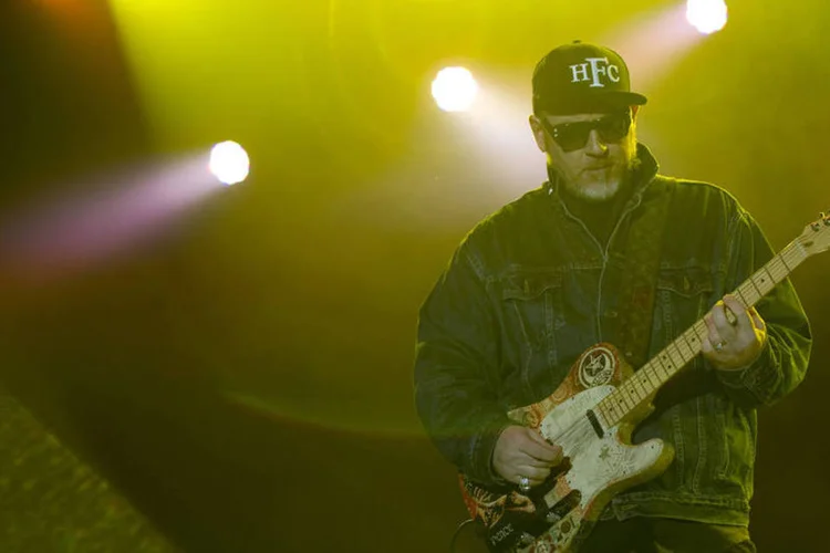 
	Everlast: a m&uacute;sica &quot;Jump Around&quot; se converteu em uma marca da cultura pop americana e com frequ&ecirc;ncia &eacute; reproduzida para animar a multid&atilde;o durante eventos esportivos
 (Sebastien Bozon / AFP)