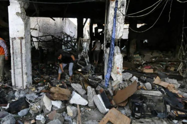 Imagem de arquivo mostra destroços na cidade de Al Raqqa (Nour Fourat/Reuters)