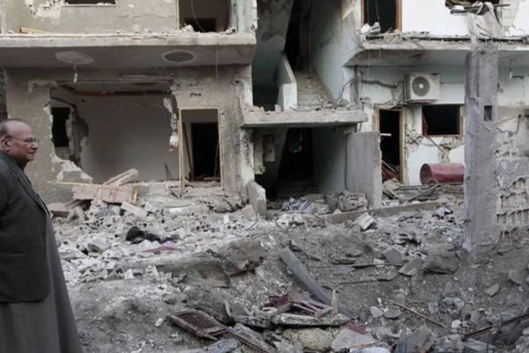 
	Bombardeios: quase 300 mil pessoas ainda vivem na cidade de Raqa, onde o EI &eacute; acusado de utilizar os civis como &quot;escudos humanos&quot;
 (Nour Fourat / Reuters)