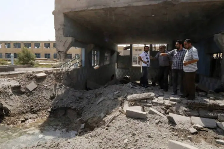 
	Local destru&iacute;do em Raqqa: segundo ativistas, pelo menos 13 civis morreram
 (Stringer/Reuters)