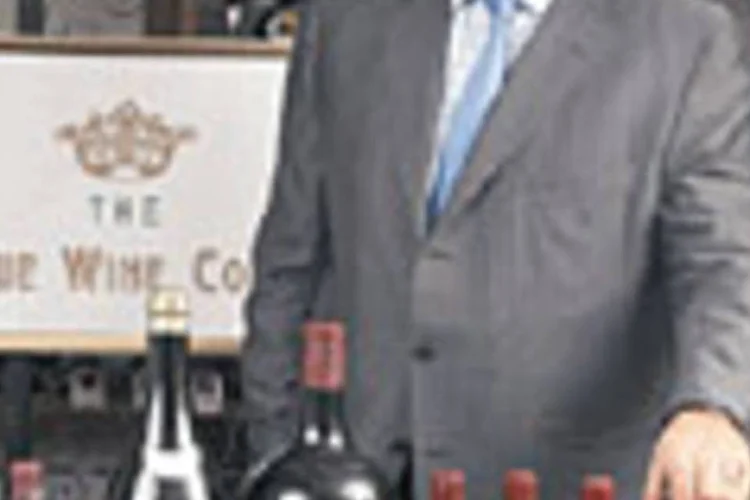 As jóias raras da coleção - Williams, da Antique Wine, e as garrafas mais antigas de sua adega: um garrafão de Petrus sai por 160 000 dólares