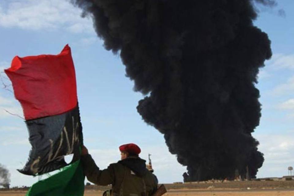 Tropas de Kadafi lançam ataque contra porto petrolífero líbio