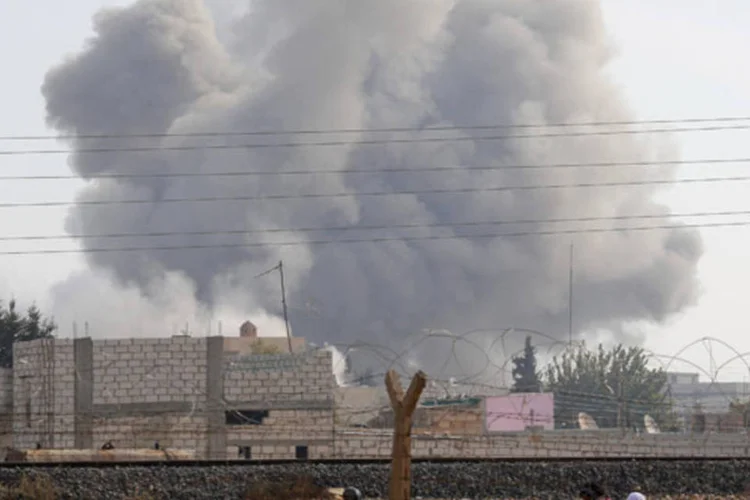 
	Fuma&ccedil;a sobe ap&oacute;s ataque a&eacute;reo atingir a cidade s&iacute;ria de Ras al-Ain: Fran&ccedil;a e Alemanha tamb&eacute;m fizeram chamadas ao regime de Assad se abster do uso de armas qu&iacute;micas
 (Laszlo Balogh/Reuters)