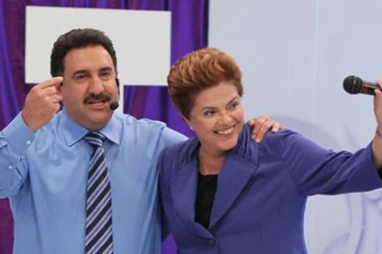 A candidata do PT, Dilma Rousseff, junto com Ratinho, apresentador de TV  (.)