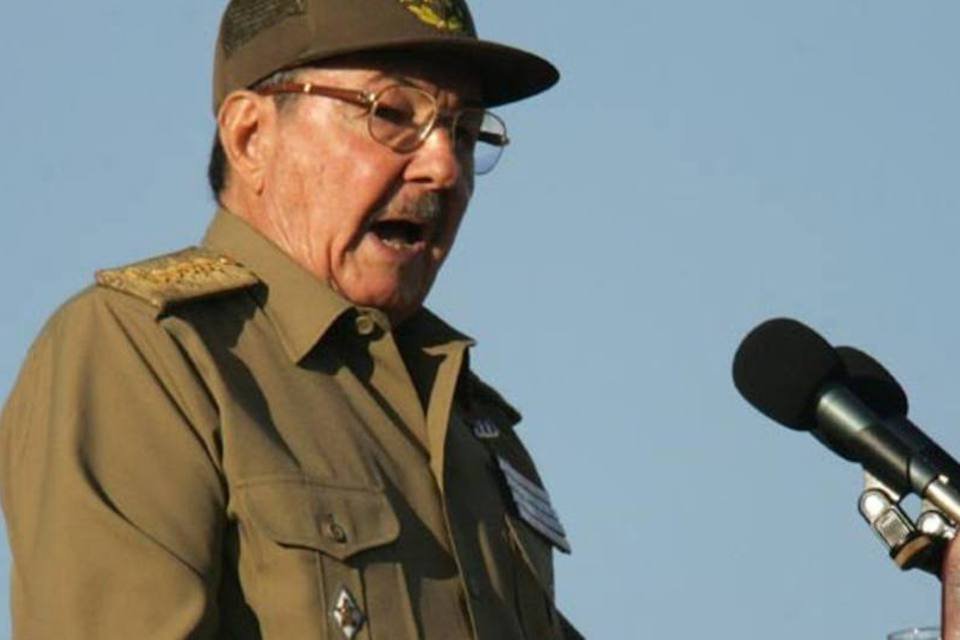 Raúl Castro recebe 201 médicos cubanos que saíram do Brasil