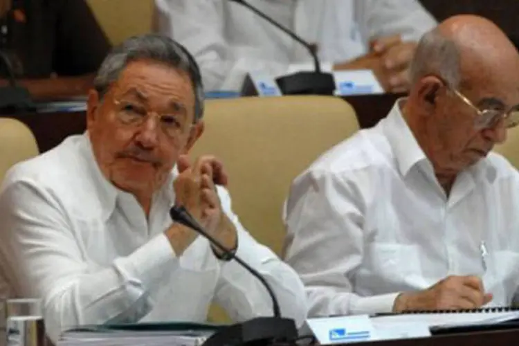 O presidente de Cuba, Raúl Castro (e): "hoje os imigrantes cubanos, em sua ampla maioria, imigraram por razões econômicas" (Omara Garcia/AFP)