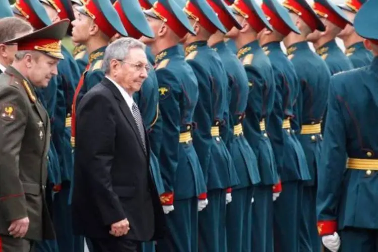 Raúl Castro em Moscou, com militares russos (Grigory Dukor/Reuters)
