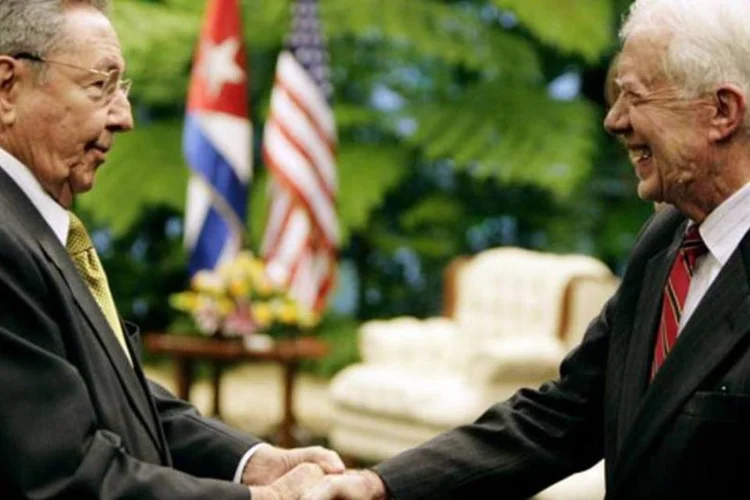Raúl Castro e Jimmy Carter: segundo fontes, Cuba estaria disposta a negociar com os EUA (Getty Images)