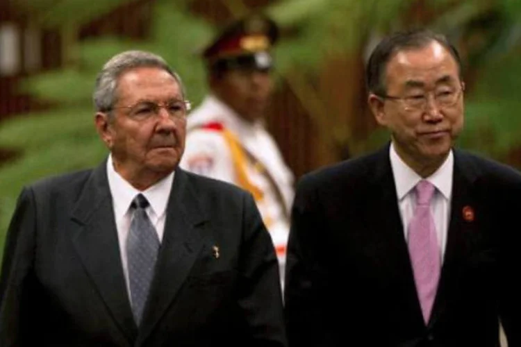 Raul Castro (E) e Ban Ki-moon: governantes devem assinar declaração com mais de 80 pontos, com temas que vão desde à luta contra a pobreza ao desarmamento (Orlando Barria/AFP)