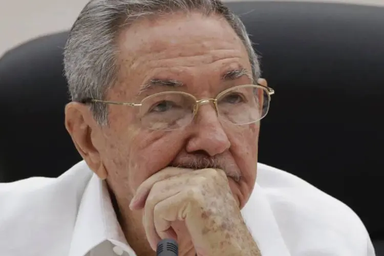 
	Ra&uacute;l Castro: o presidente de Cuba admitiu nesta sexta que a economia do pa&iacute;s passa por &quot;circunst&acirc;ncias adversas&quot; que obrigar&atilde;o o governo a reduzir despesas
 (Enrique De La Osa/Reuters)