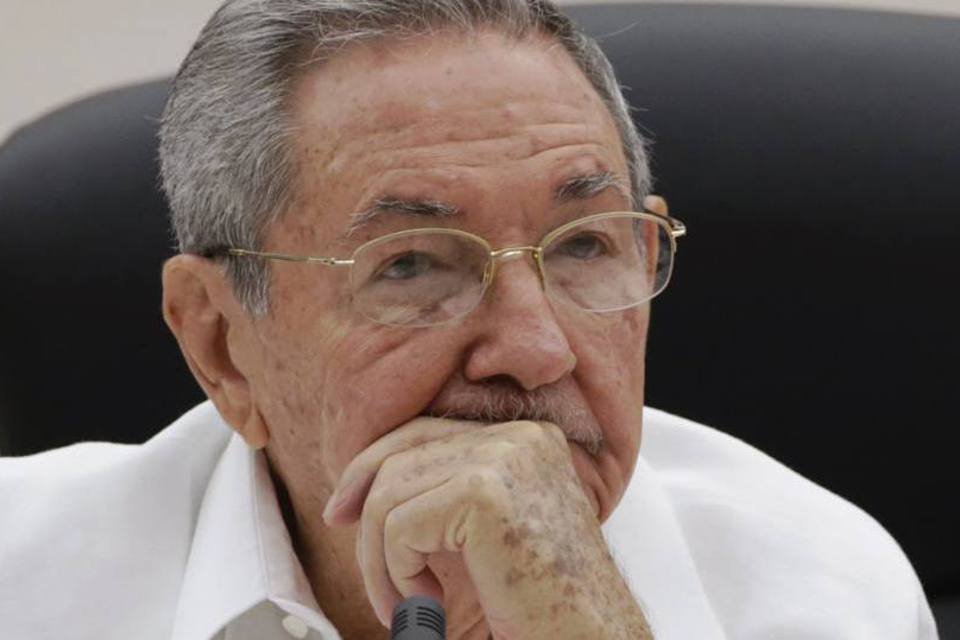 Raúl admite crise econômica em Cuba, mas rejeita colapso