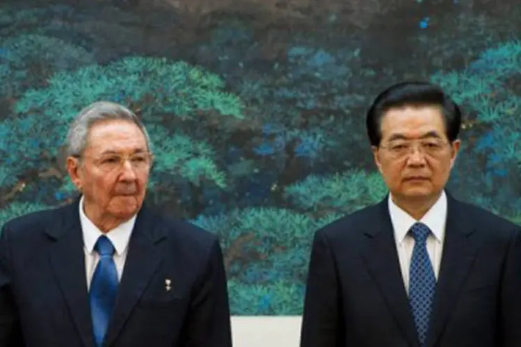 Raúl Castro e o líder chinês Hu Jintao em Pequim: o presidente cubano realiza sua primeira visita à China desde que substituiu no governo seu irmão Fidel (Ed Jones/AFP)