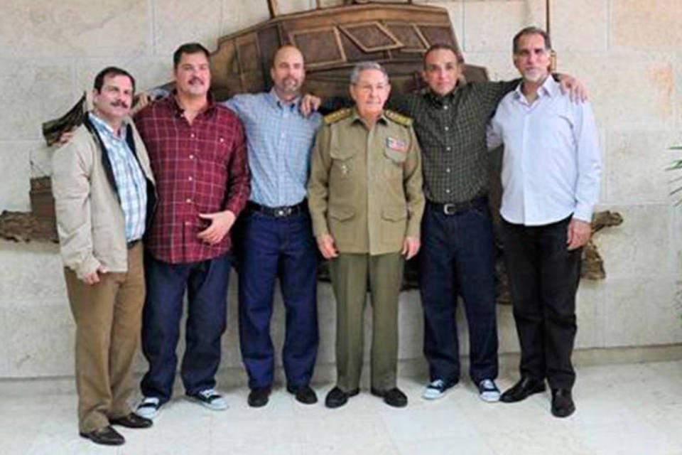 Raúl Castro recebe agentes cubanos libertados por EUA