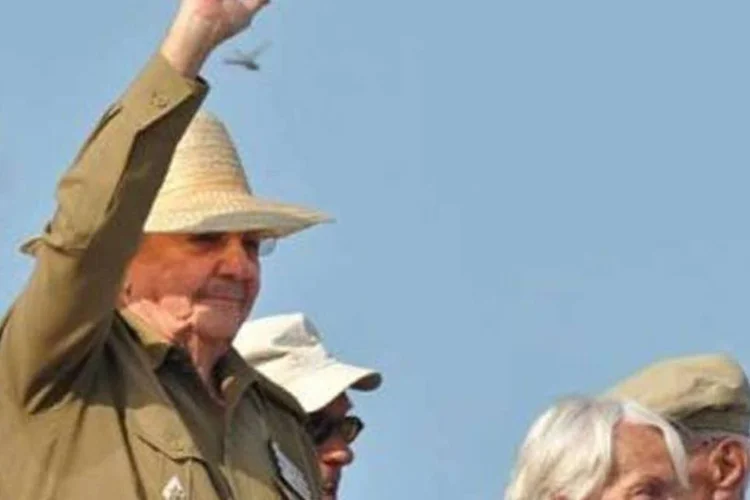 Raúl Castro acena em desfile pelos 50 anos do socialismo em Cuba (AFP)