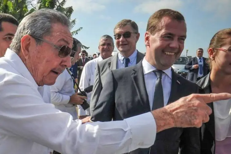 
	Castro com Medvedev no Monumento ao Soldado Sovi&eacute;tico: o presidente cubano brincou diante dos jornalistas dizendo que ia renunciar, pois teria direito a se aposentar em raz&atilde;o de sua idade
 (AFP/ Adalberto Roque)