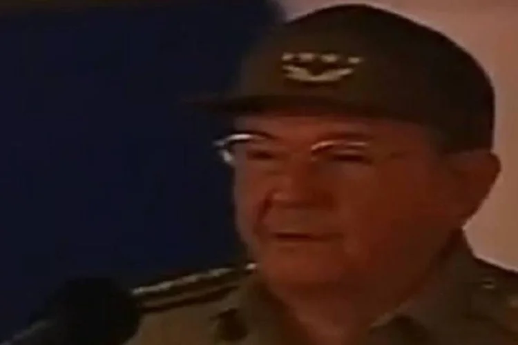 Raúl Castro discursa em ato principal de comemoração aos 55 anos da revolução cubana: "55 anos de enfrentamento contra 11 administrações americanas" (Youtube)