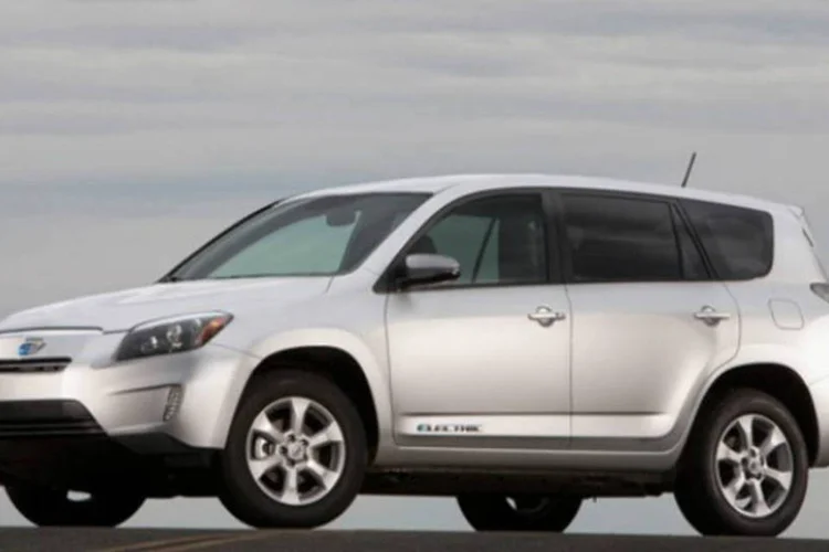 O veículo, chamado de RAV4 EV, será vendido primeiro na Califórnia, ao preço básico de 49.800 dólares (Divulgação)